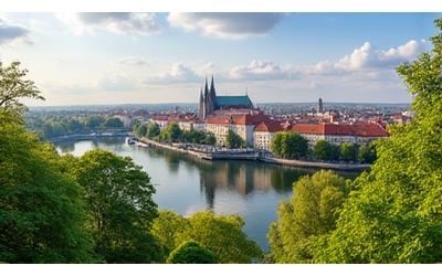 Panorama Krakowa z zielenią parków na pierwszym planie, symbolizująca lokalne zasoby.